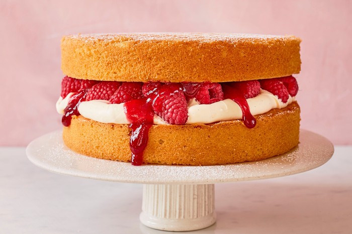 Victoria sponge with raspberry jam